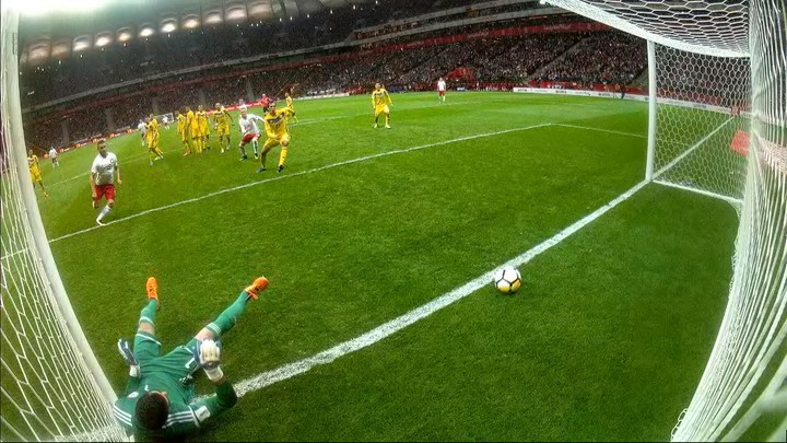 Dokedy to budeme trpieť? Lewandowskeho obrali rozhodcovia o jasný gól